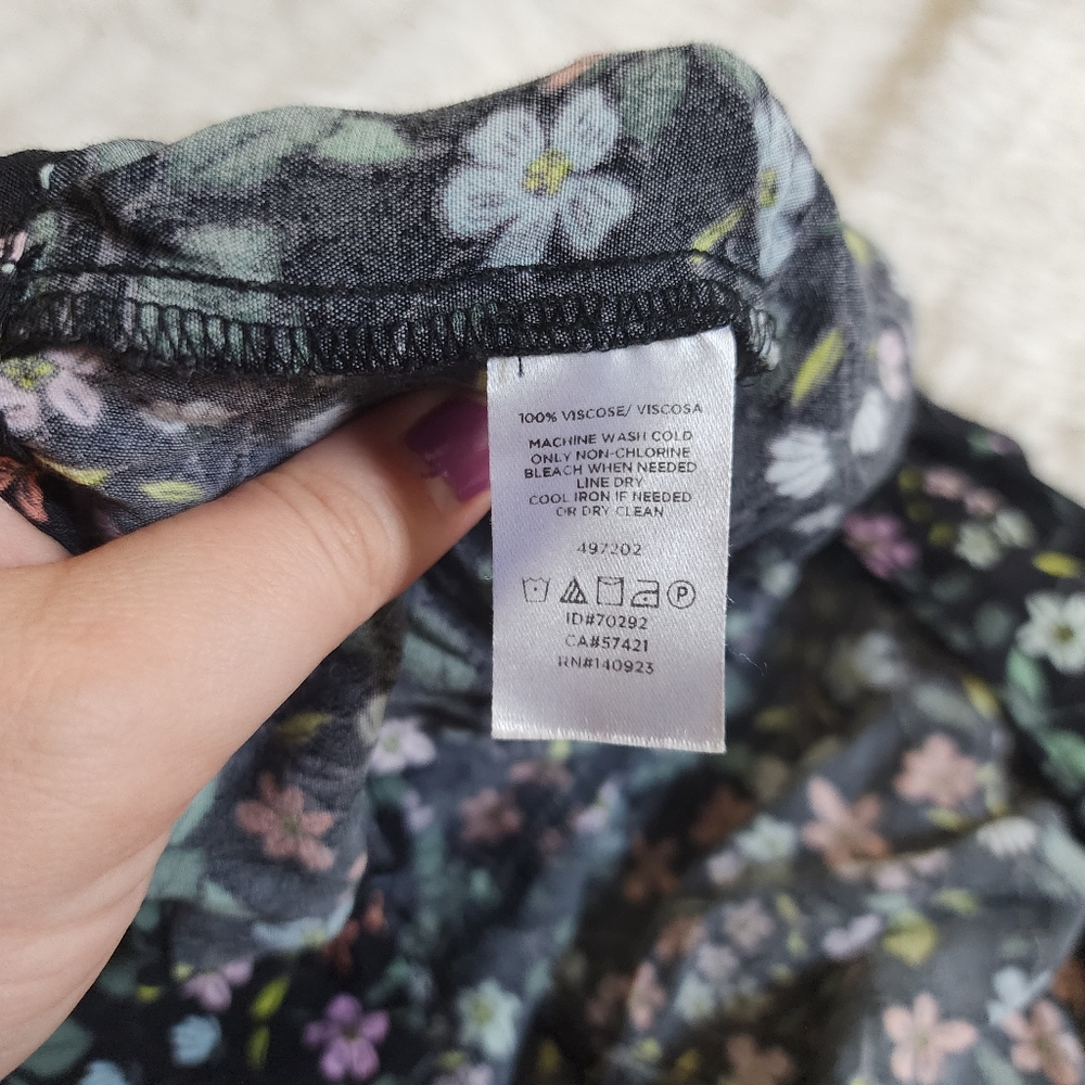 Loft black floral dressy top back cut out petites size medium - Picture 4 of 6